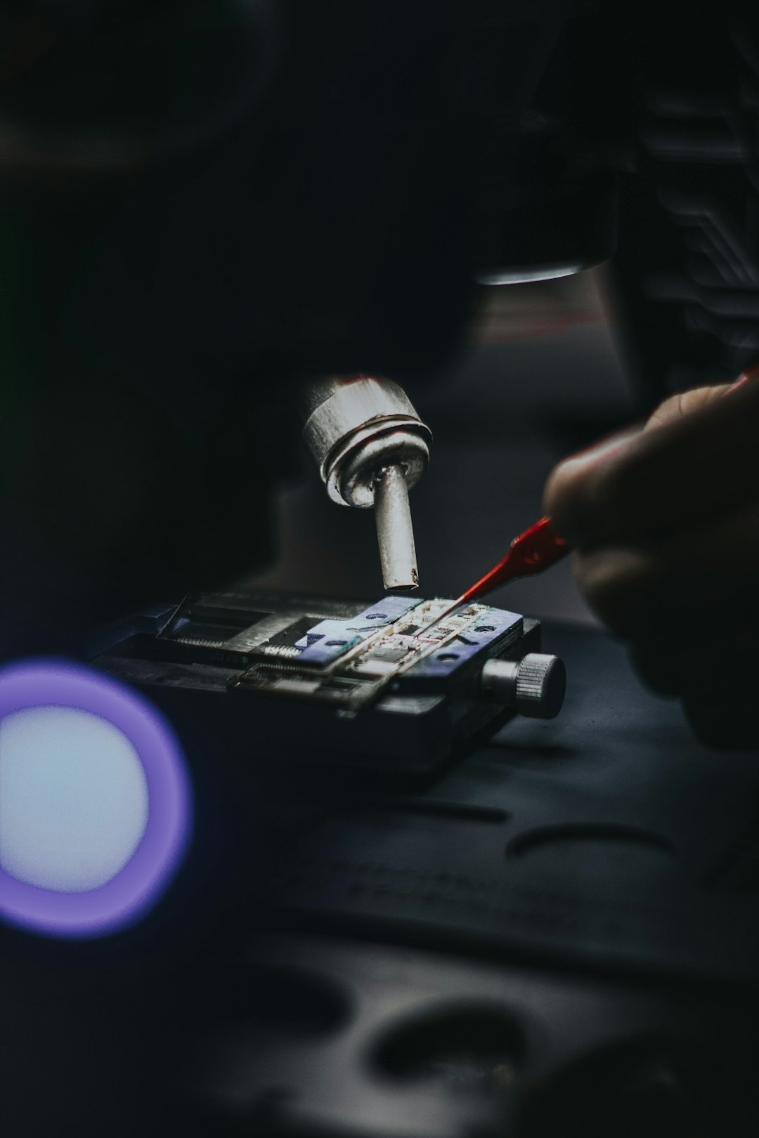 black-and-gray-dj-controller-zupr5u7qfsm